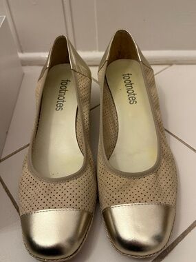 FOOTNOTES Women’s Mildee Gold Perforated Leather Espadrille Wedge Shoes Size 9B